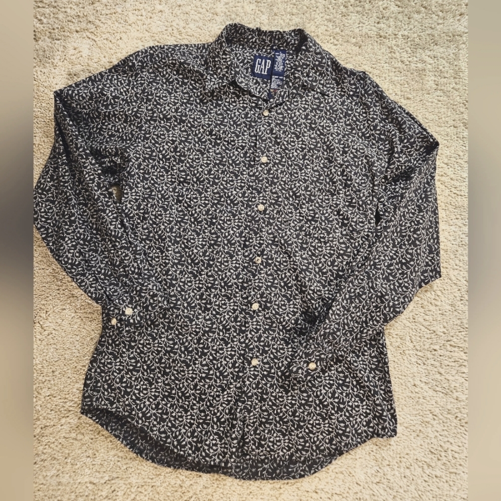 GAP Button Up Men's size small (women's size medium fit)
